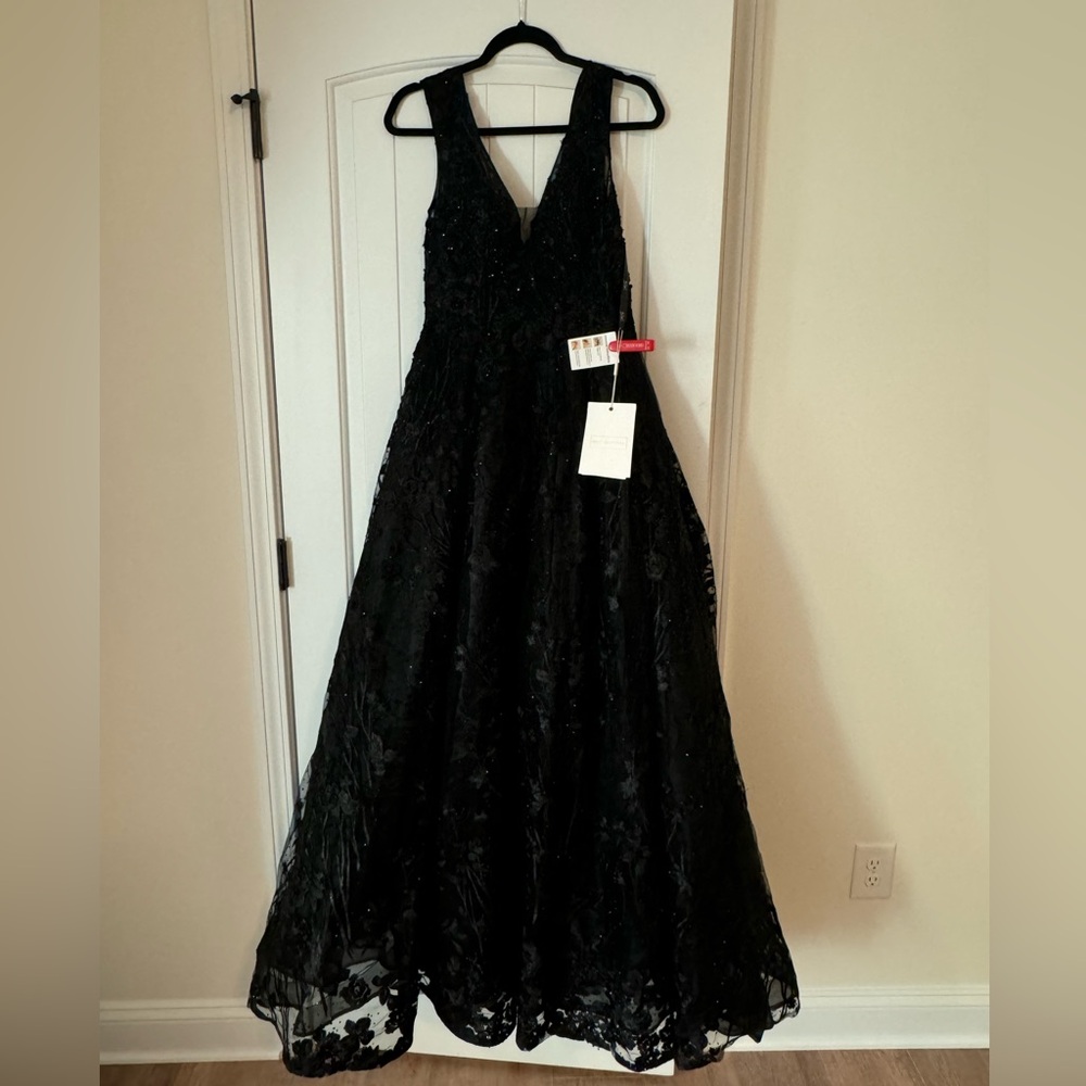 Mac Duggal Black Embroidered V-Neck Sequin Dress Gown Size 6 NWT - Picture 5 of 12